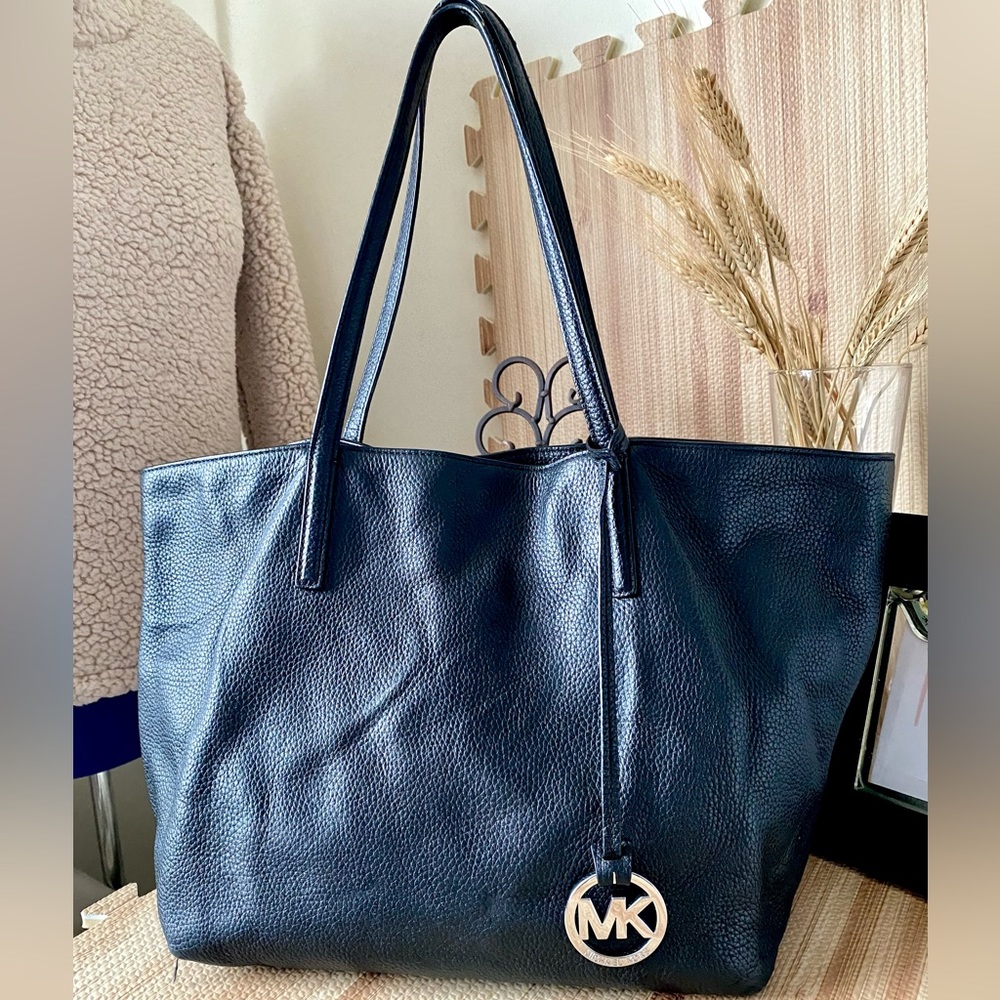 Michael Kors purse Michael Kors  Hayley Large Black Leather Tote 30F6SZYT3L